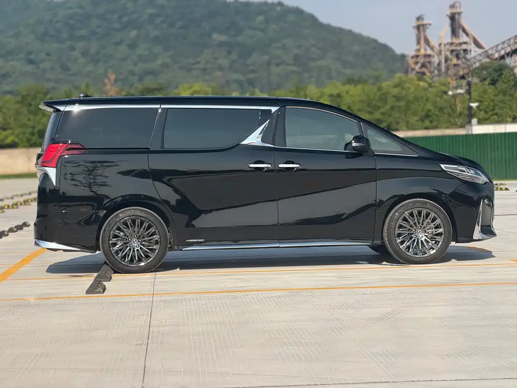 Toyota Vellfire 2023 2.5L HV Luxury