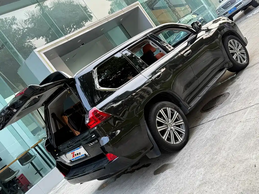 Lexus LX — миниатюра 10