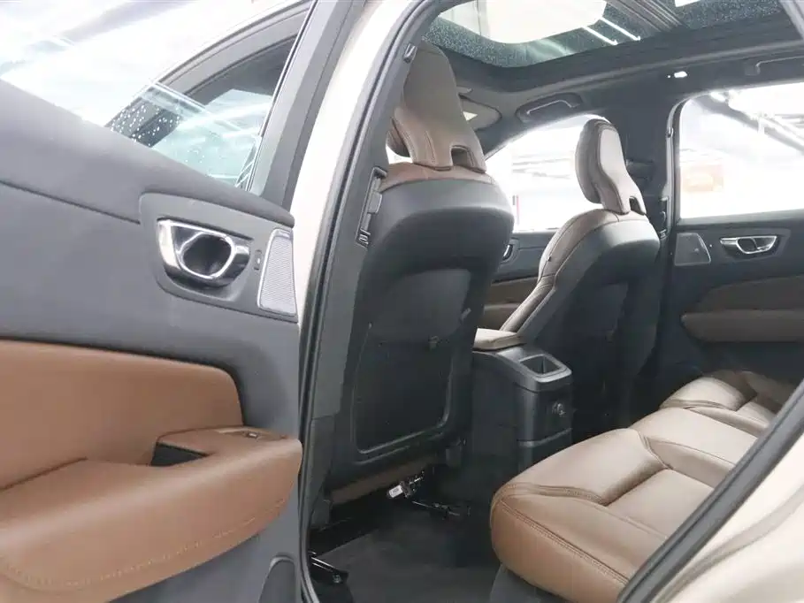 VOLVO XC60 PLUG IN HYBRID