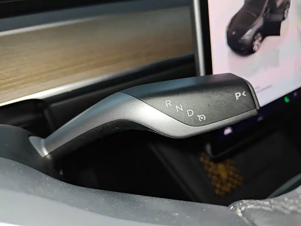 Tesla Model Y — миниатюра 14