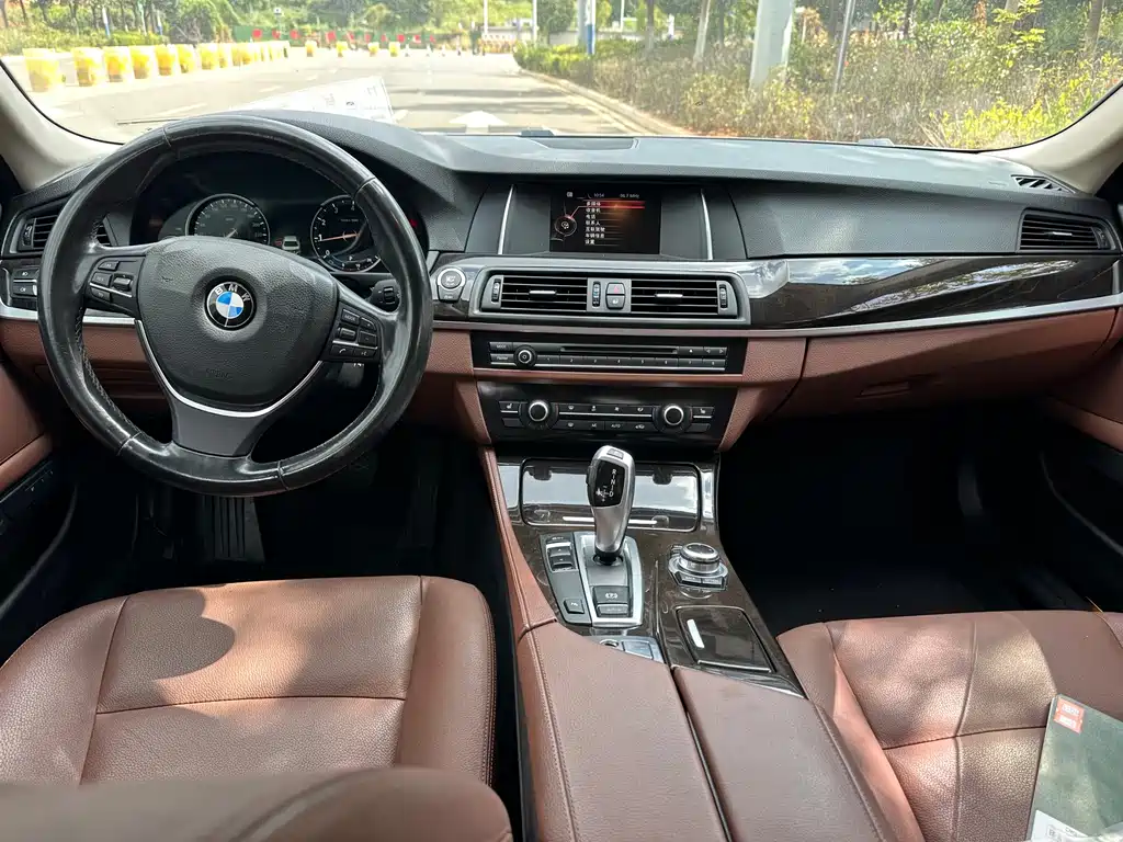 BMW 5 Series — миниатюра 9