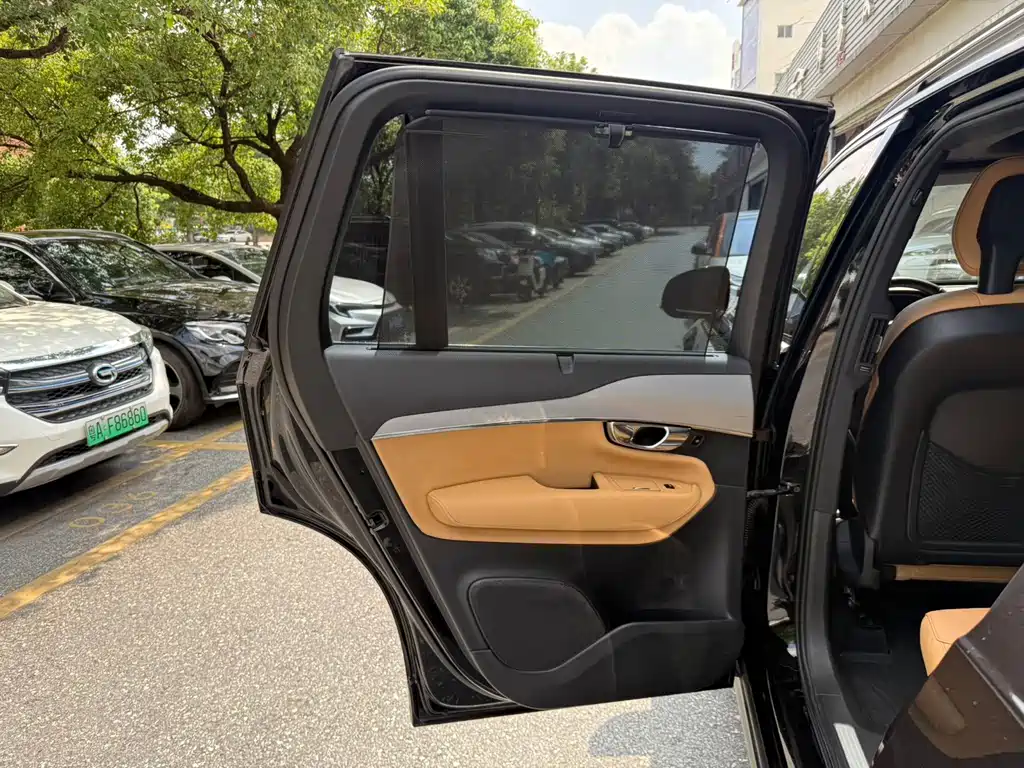 Volvo XC90 — миниатюра 9
