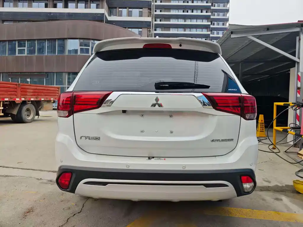 MITSUBISHI OUTLANDER