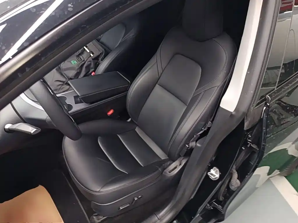 Tesla Model Y — миниатюра 15