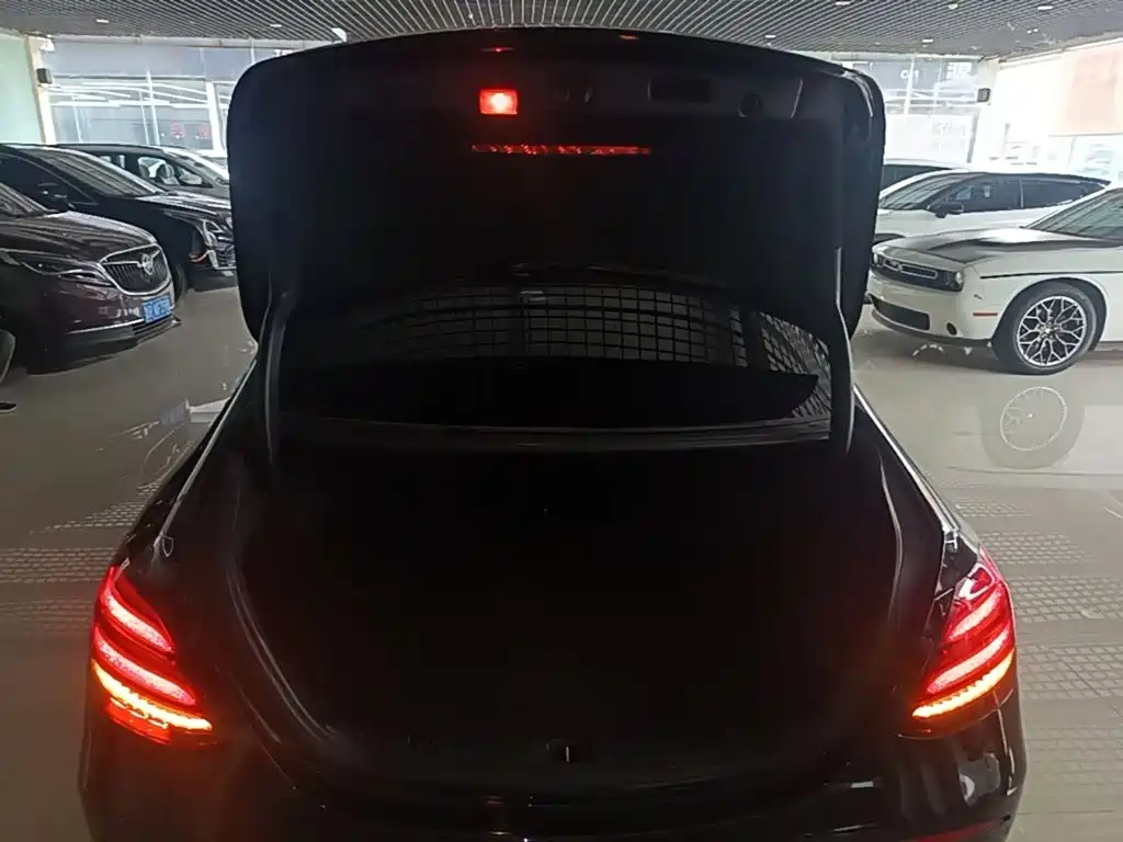 Mercedes-Benz E-Class — миниатюра 19