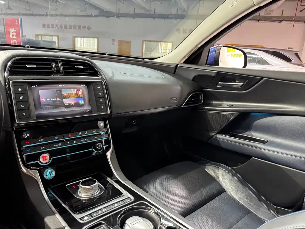 Jaguar XE — миниатюра 11