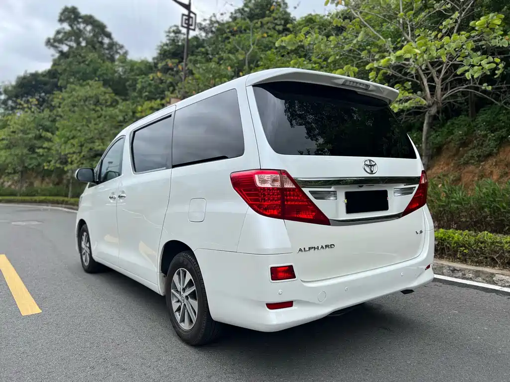 Toyota Alphard — миниатюра 7
