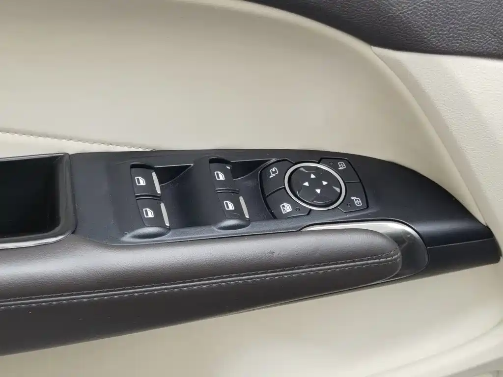 Lincoln MKC — миниатюра 9
