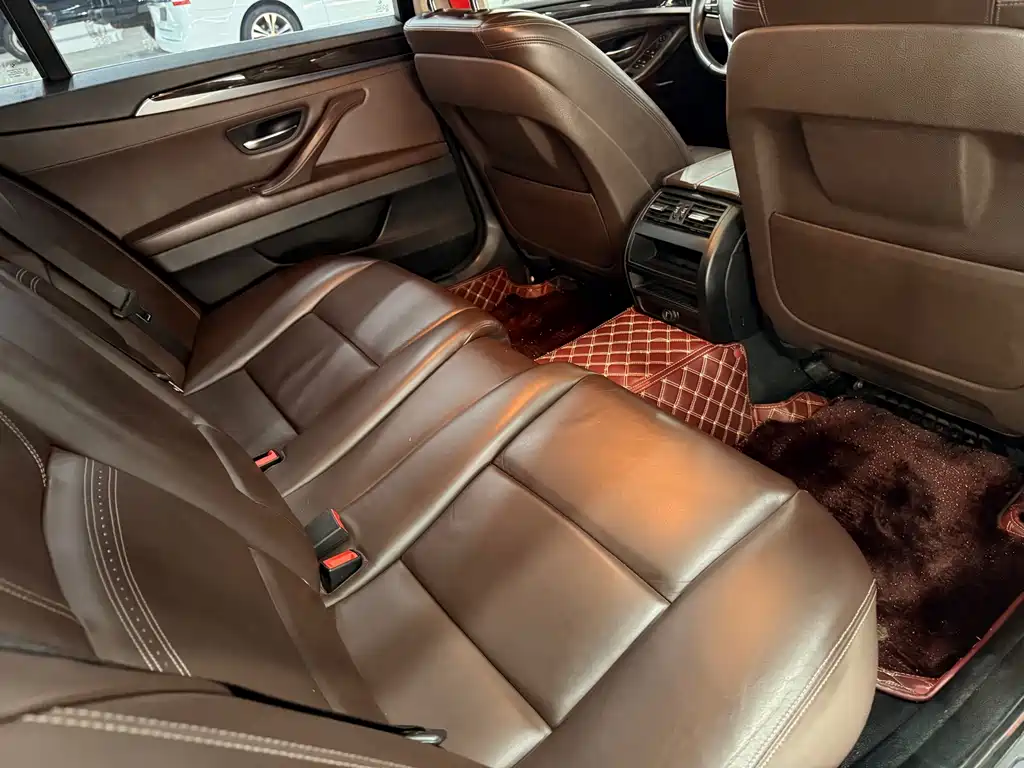 BMW 5 Series — миниатюра 11