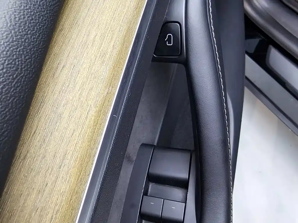 Tesla Model Y — миниатюра 19