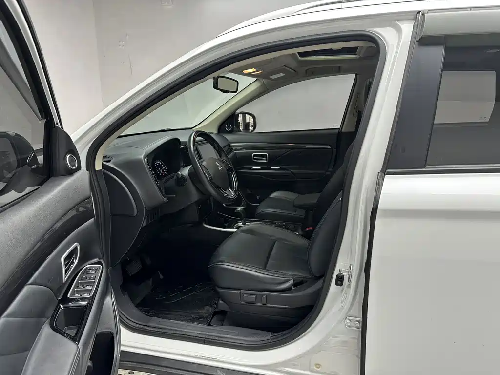 Mitsubishi Outlander — миниатюра 9