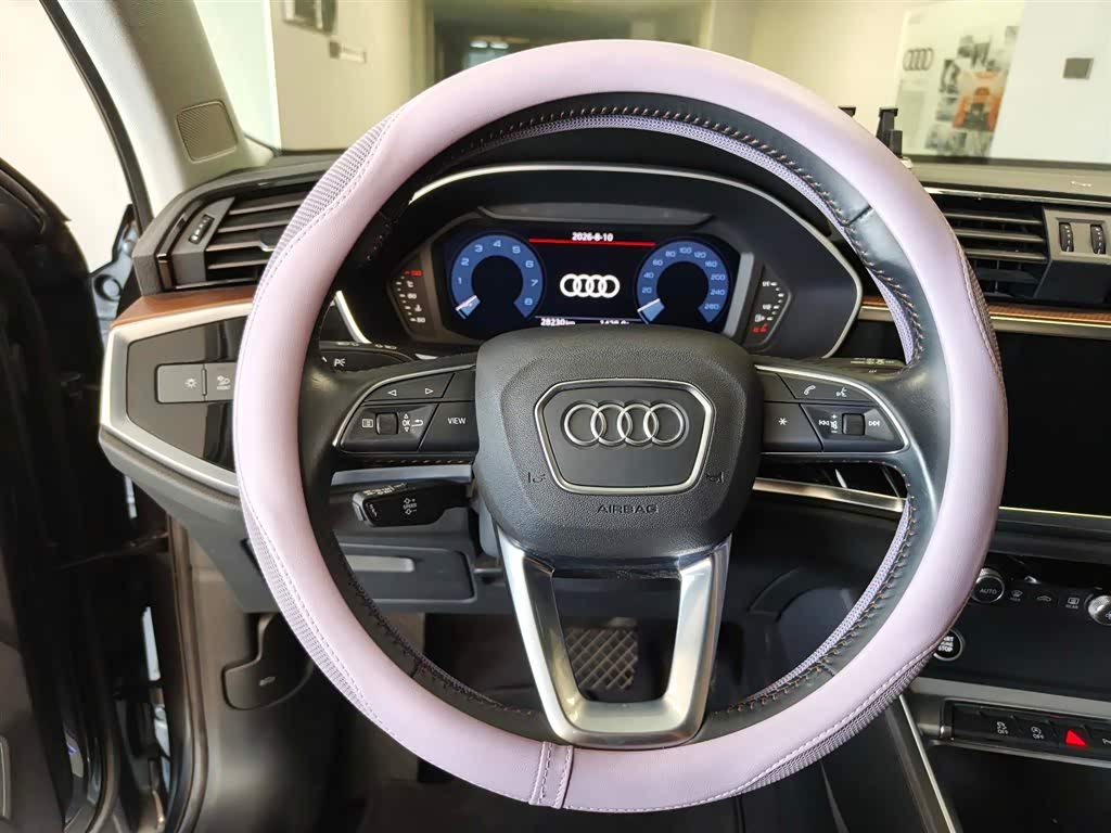 Audi Q3 1.4 л 2021 г. Серебристо-серый, пробег 28000 км