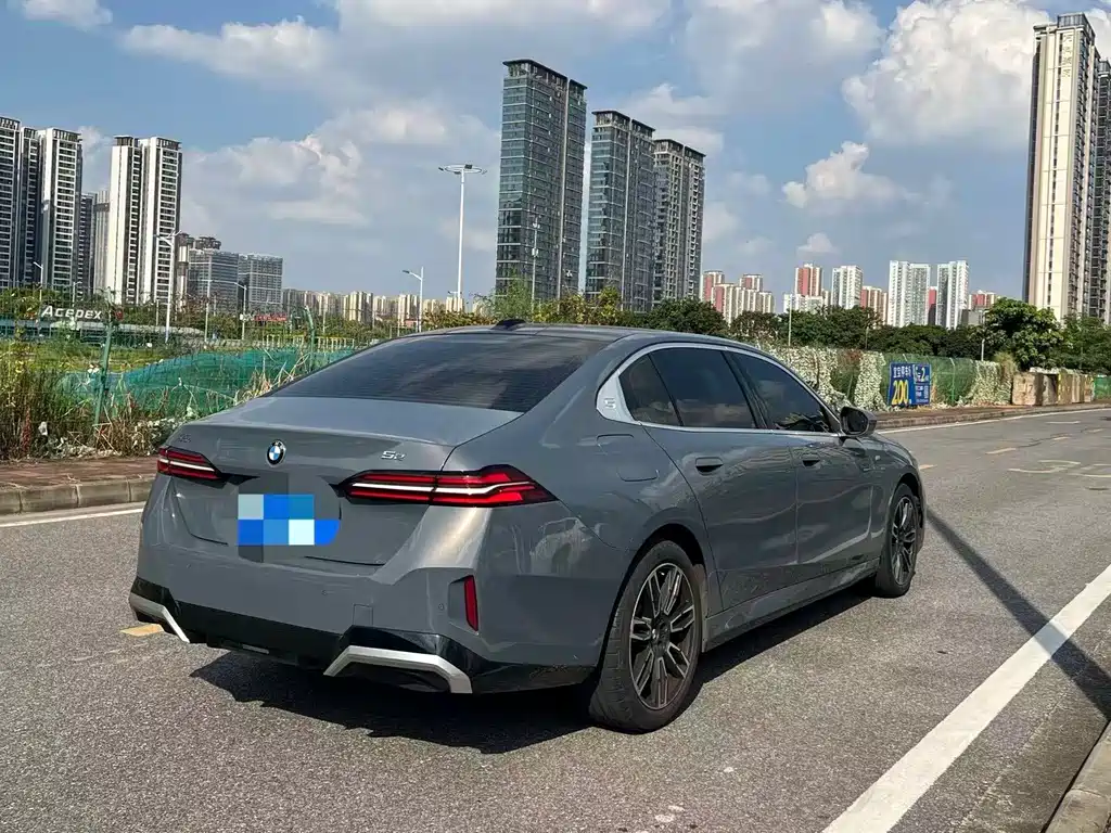 BMW 5 Series — миниатюра 3