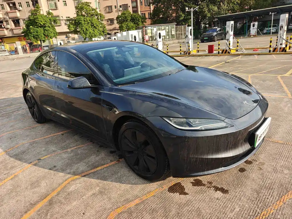 Tesla Model 3 — миниатюра 3
