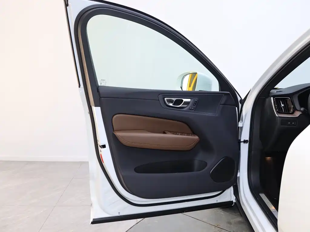 VOLVO XC60 PLUG IN HYBRID