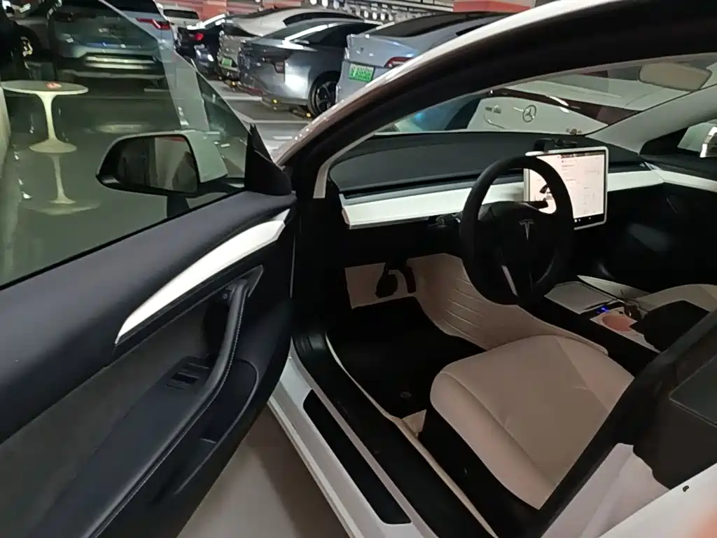 Tesla Model 3 — миниатюра 16