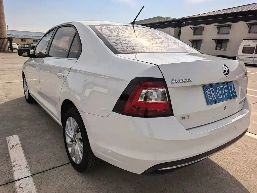 Skoda Rapid — миниатюра 6