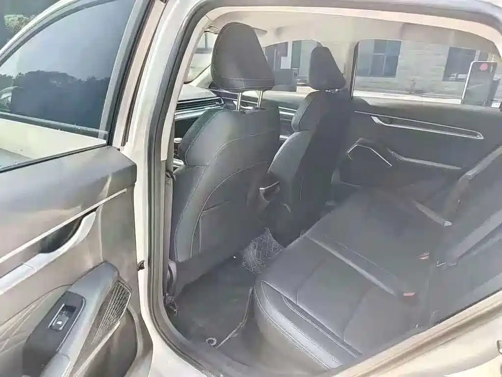 Geely Emgrand 2022 4 1.5L CVT Luxury