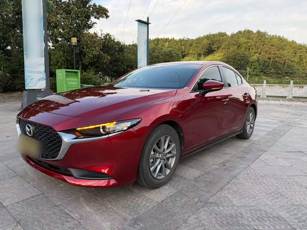 Mazda Mazda3 Axela 2.0 л 2022 г. красный/фиолетовый, пробег 21600 км