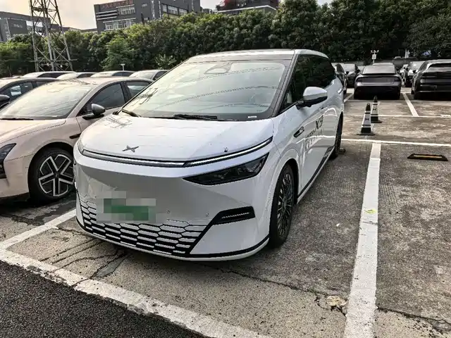 2025 Xpeng X9