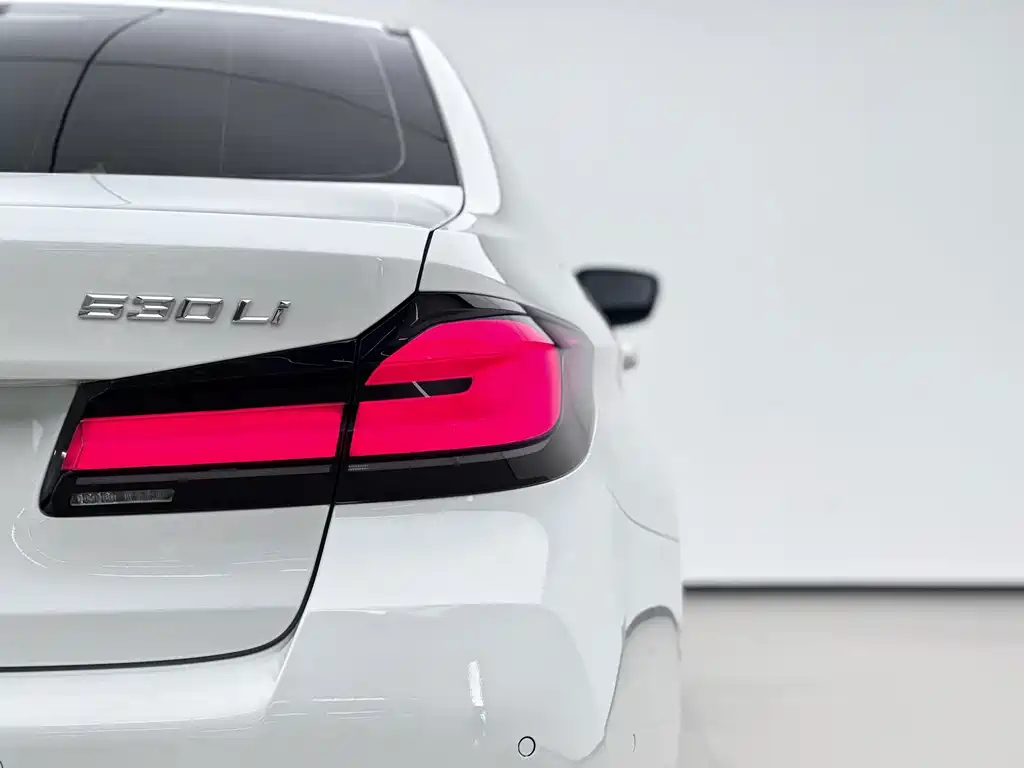 BMW 5 Series — миниатюра 13