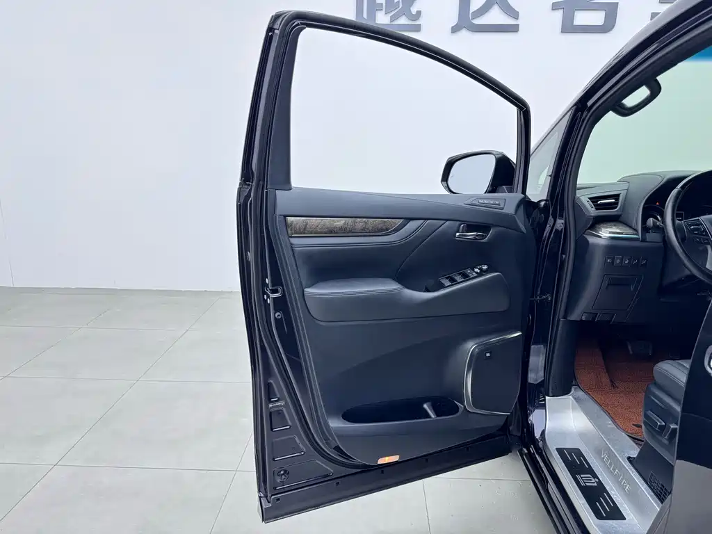 Toyota Vellfire — миниатюра 6