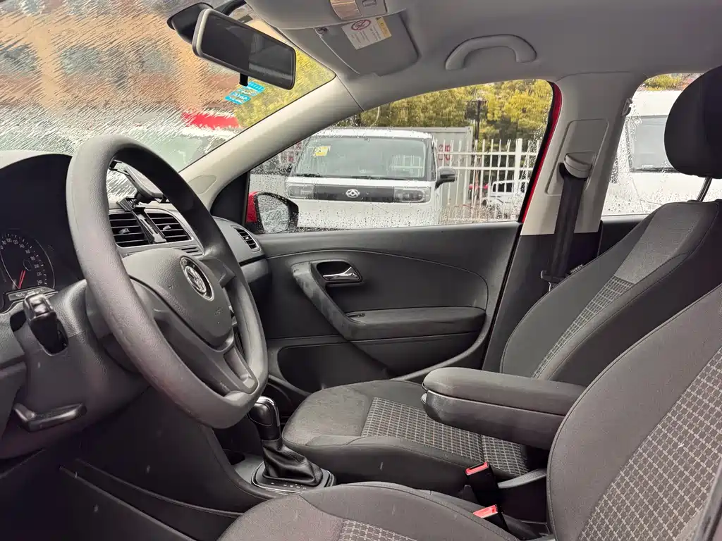 Volkswagen Polo 2014 1.6L AT Comfort