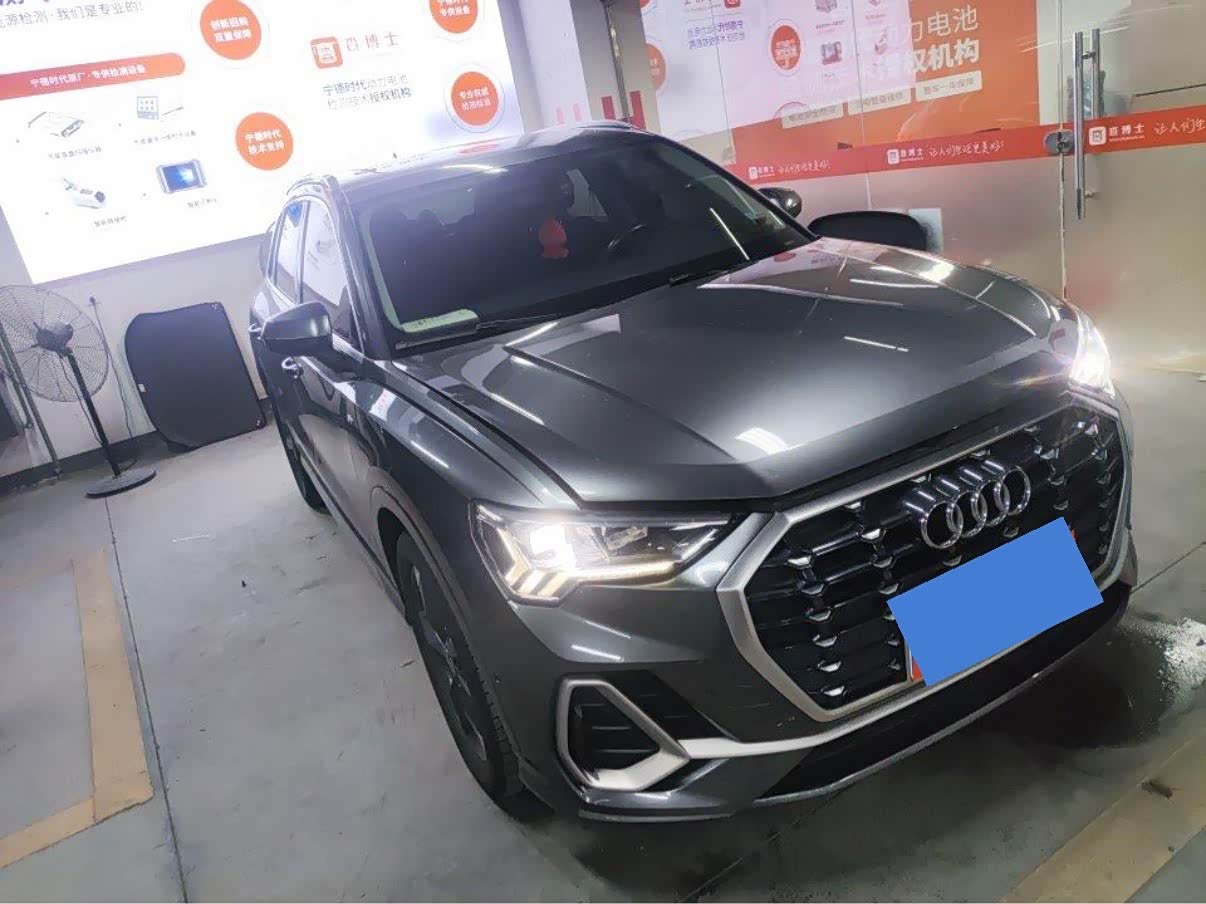 Audi Q3 1.4 л 2022 г. Серебристо-серый, пробег 40000 км