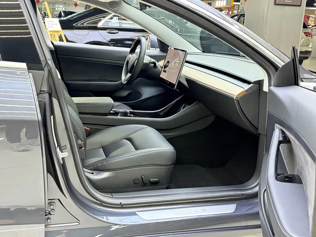 Tesla Model 3 — миниатюра 9