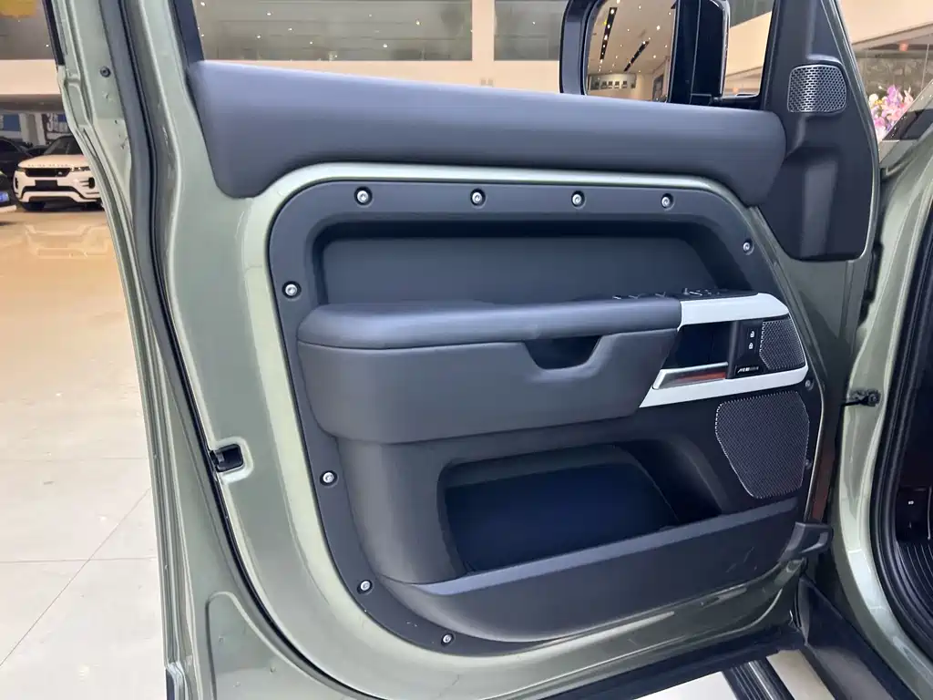 Land Rover Defender — миниатюра 8