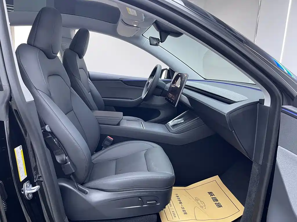 Tesla Model Y — миниатюра 15