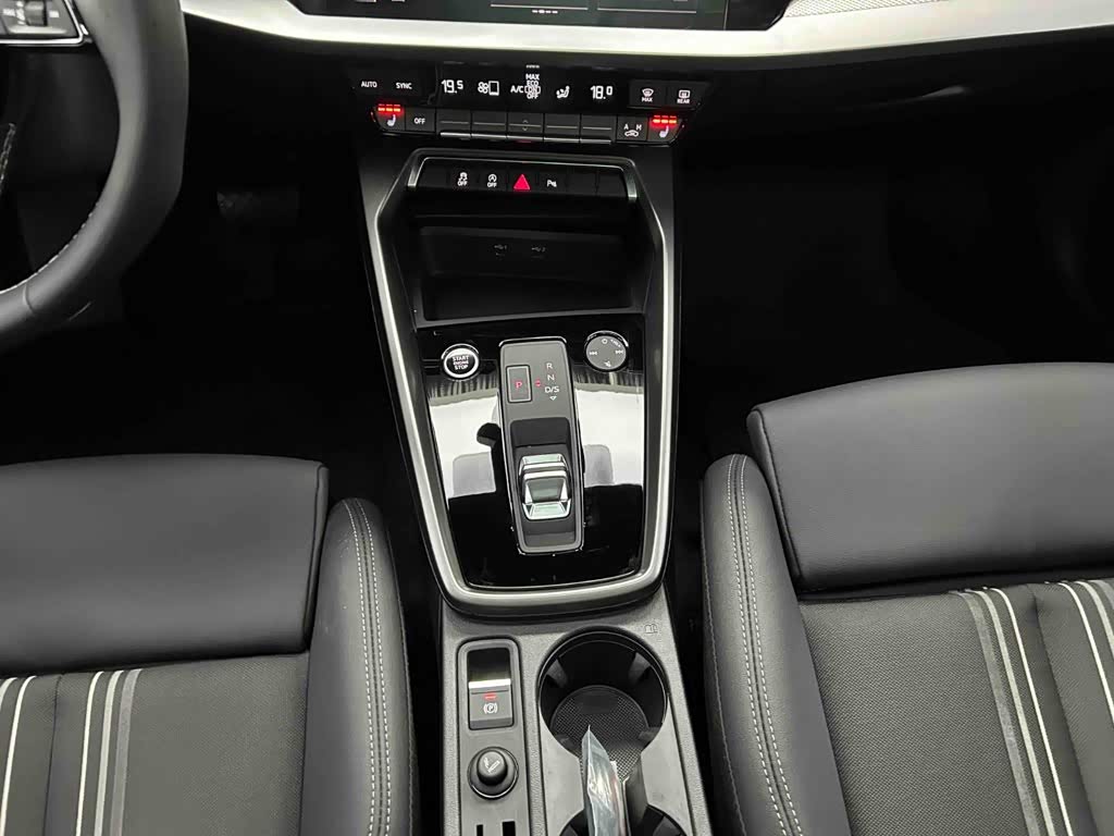 Audi A3 1.4 л 2023 г. Серебристо-серый, пробег 24900 км