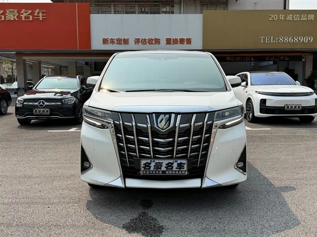 Toyota Alphard - фото 2