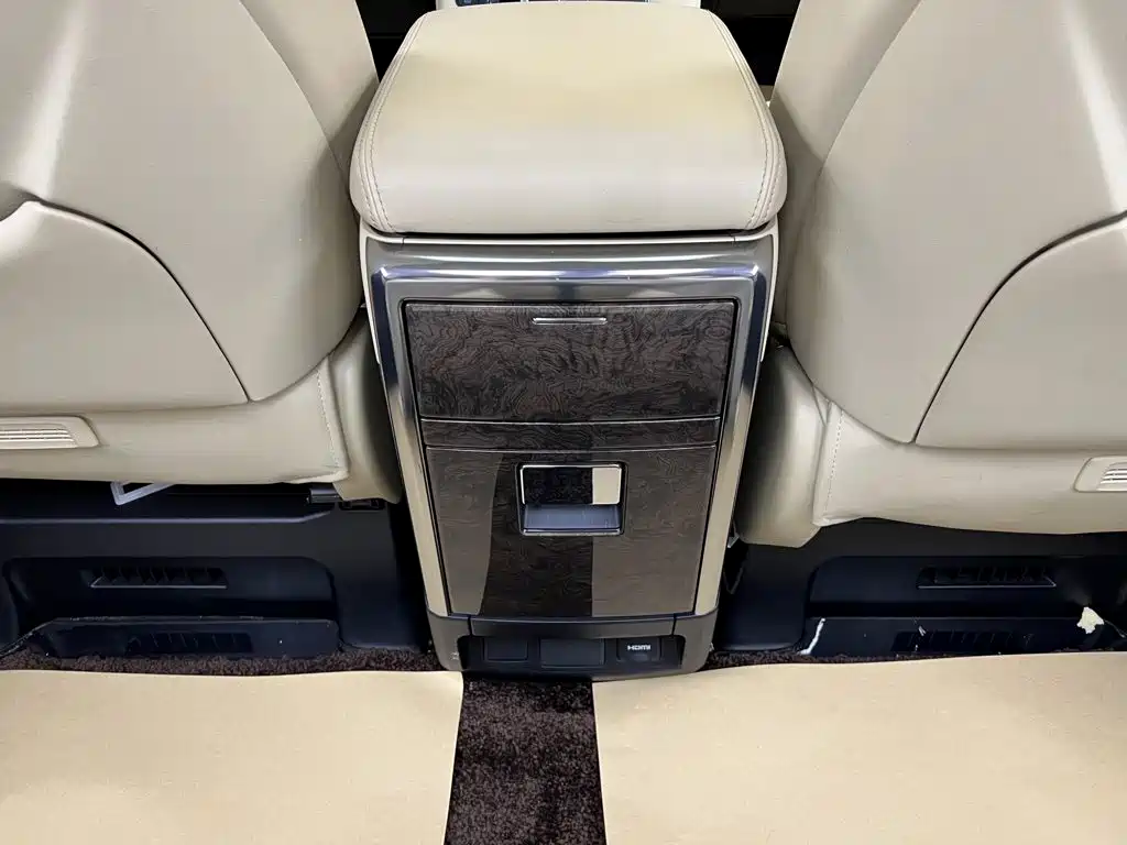 Toyota Alphard — миниатюра 15