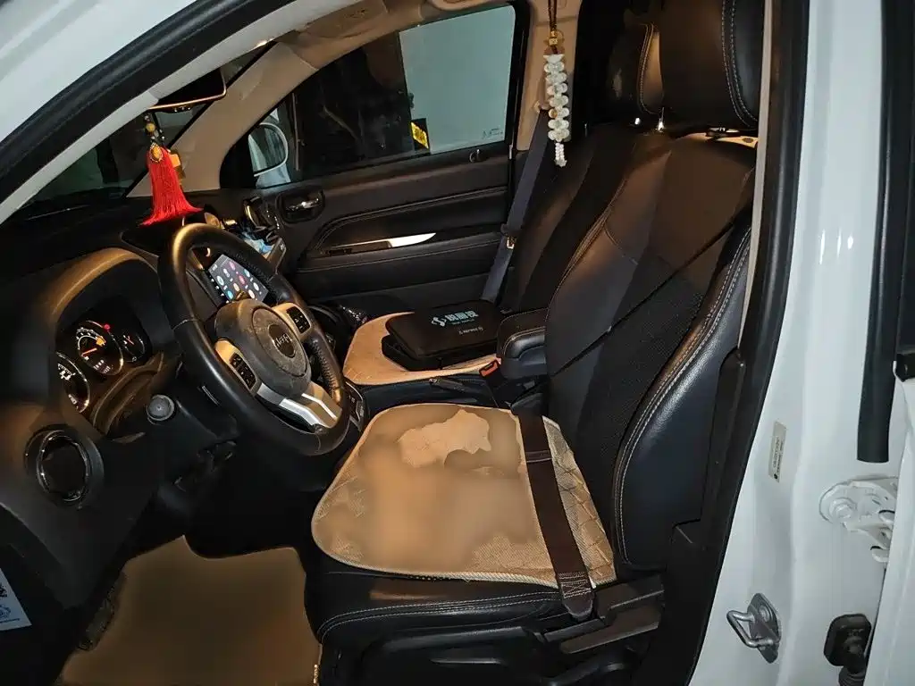 Jeep Compass (Import) — миниатюра 8