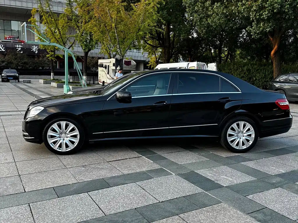 Mercedes-Benz E-Class — миниатюра 3
