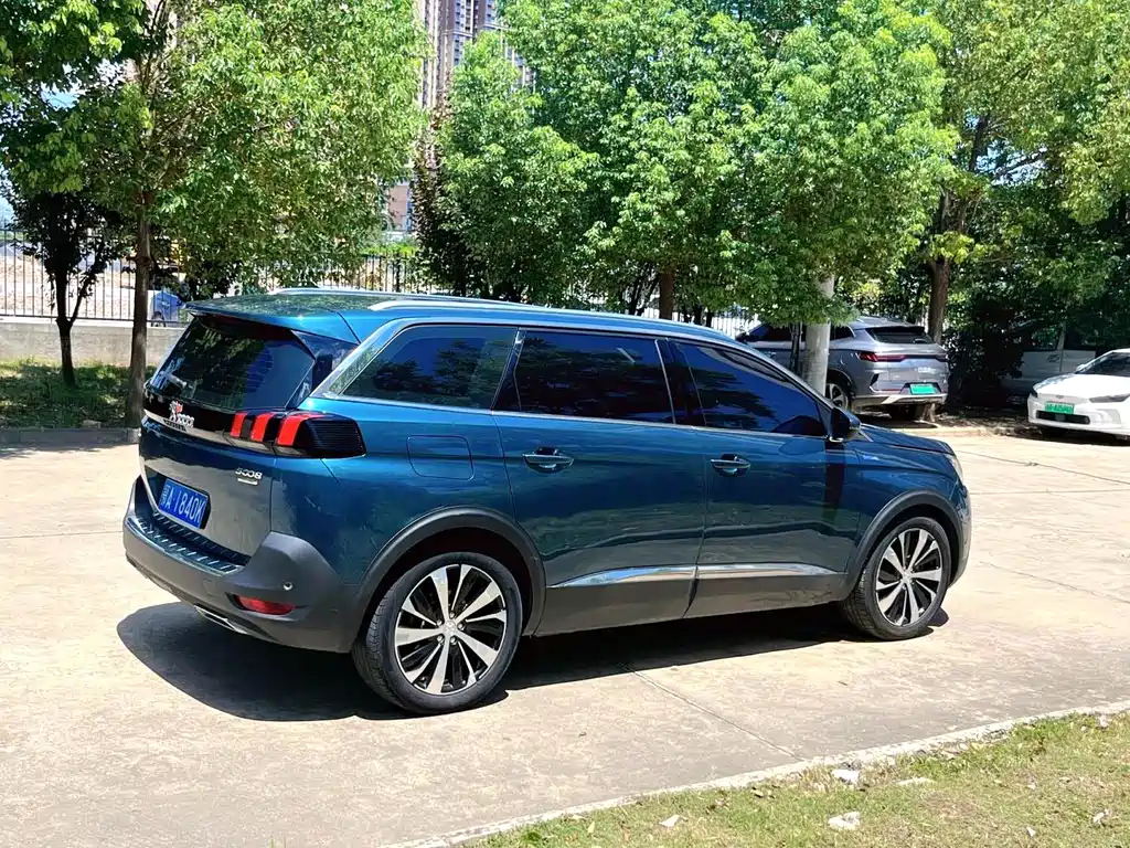 Peugeot 5008 2017 380THP 7 мест Luxury