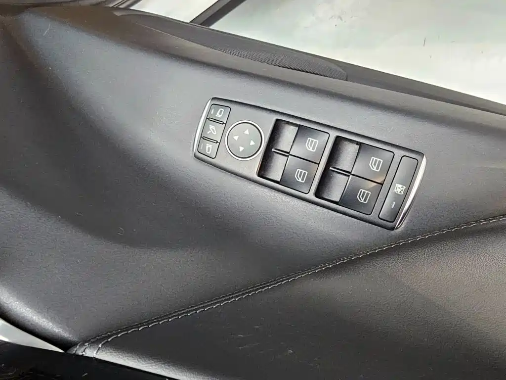 Tesla Model X — миниатюра 15