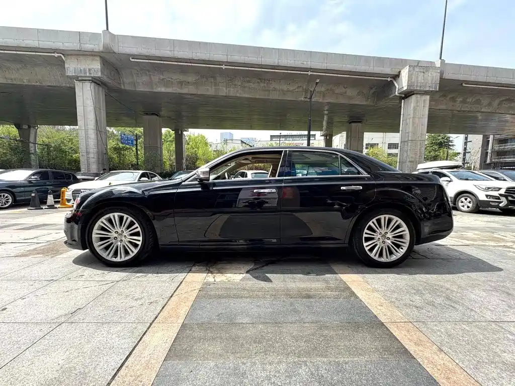 Chrysler 300C — миниатюра 9