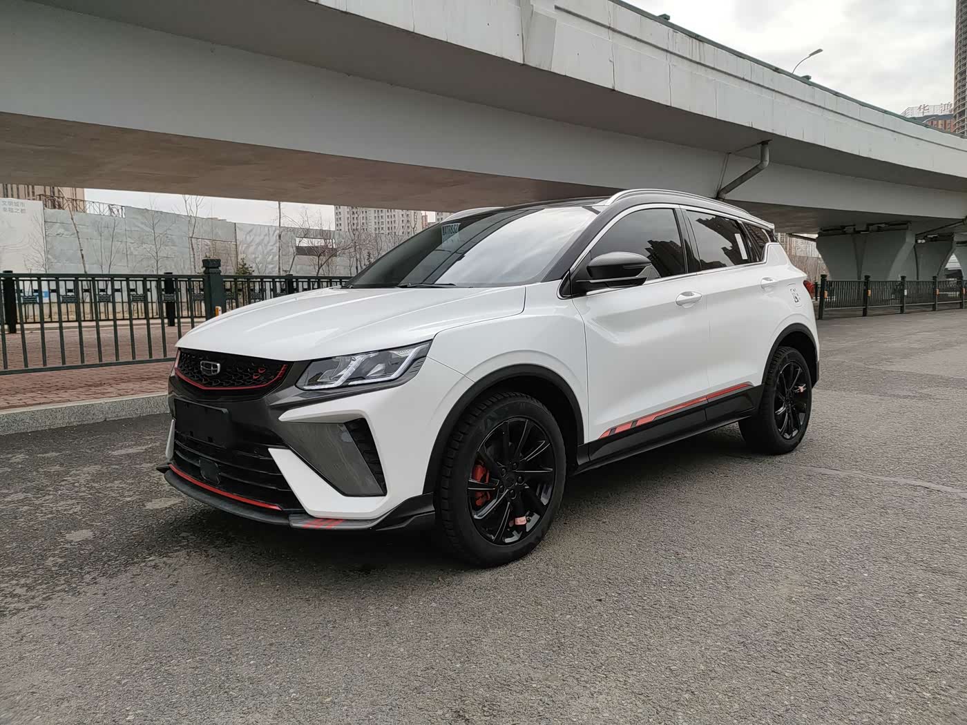 Geely Binyue 1.4 л 2023 г. Белый, пробег 30000 км