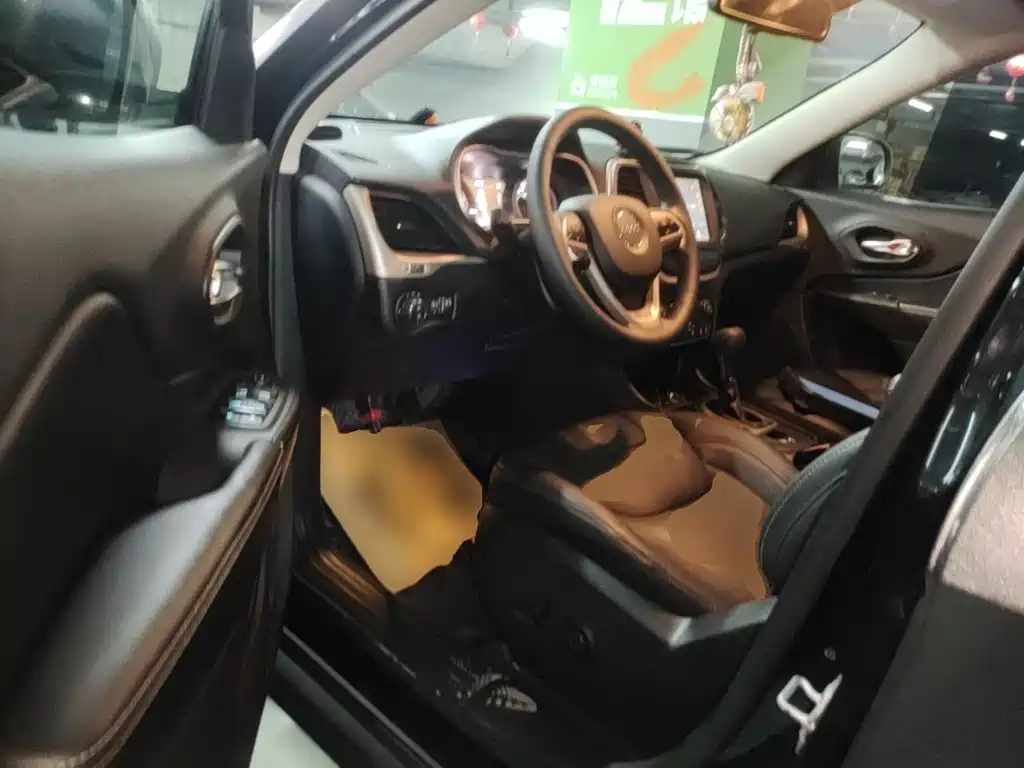 Jeep Cherokee — миниатюра 12