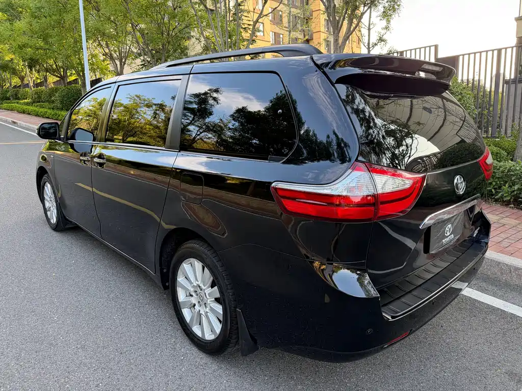 Toyota Sienna — миниатюра 9