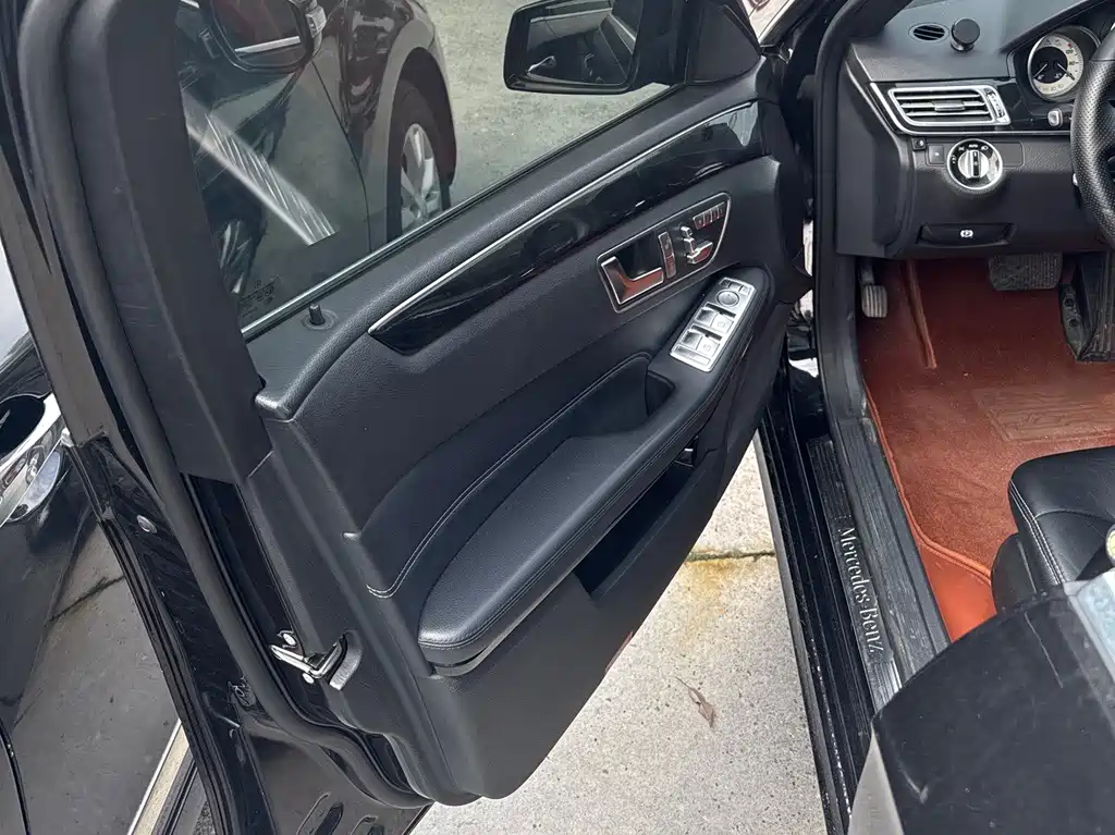 Mercedes-Benz E-Class — миниатюра 8