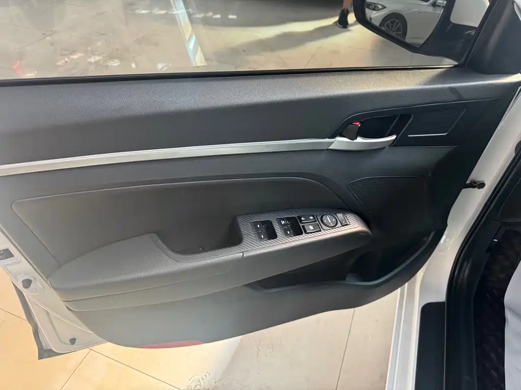 Hyundai Elantra — миниатюра 3