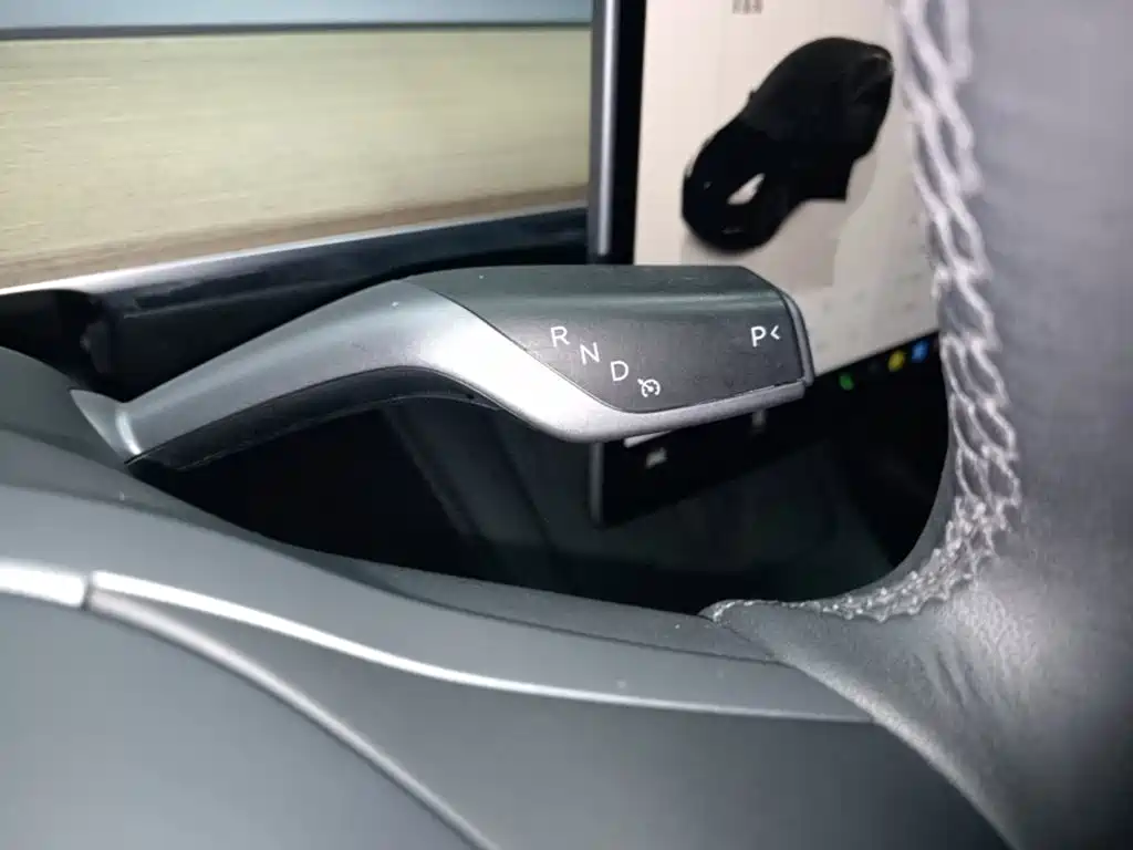 Tesla Model Y — миниатюра 14
