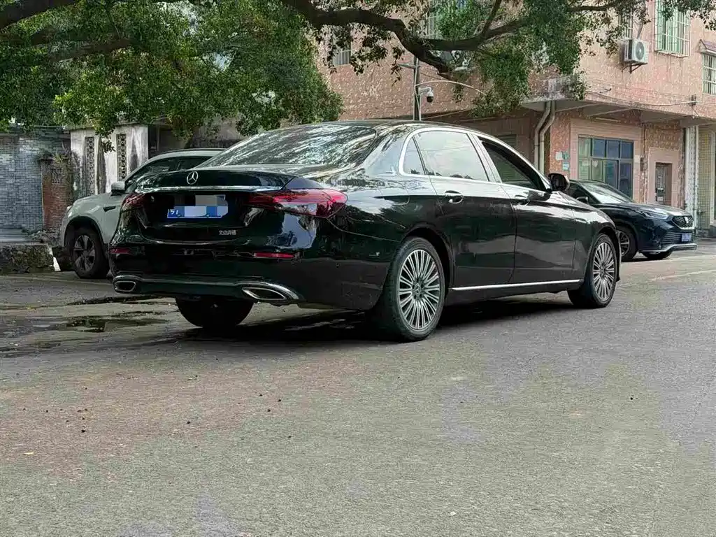 Mercedes-Benz E-Class — миниатюра 9