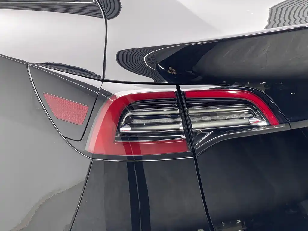 Tesla Model Y — миниатюра 20