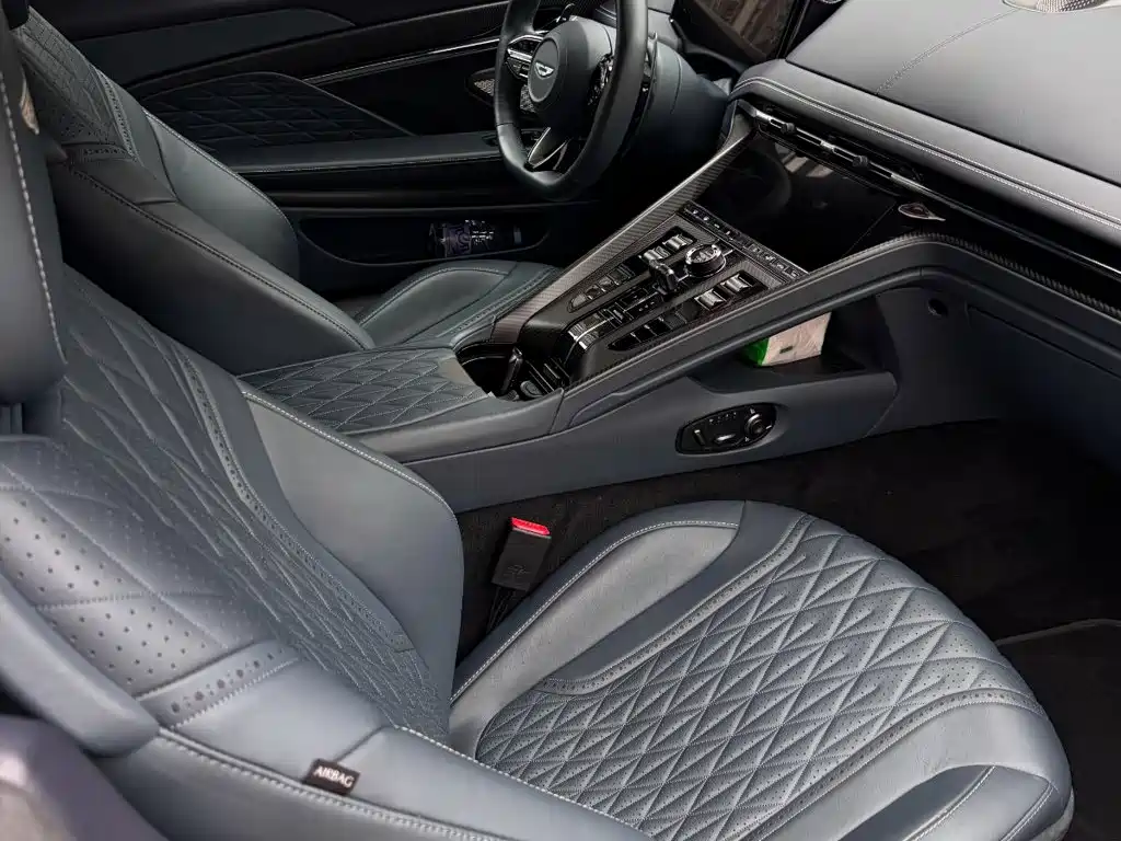 Aston Martin DB12 — миниатюра 5