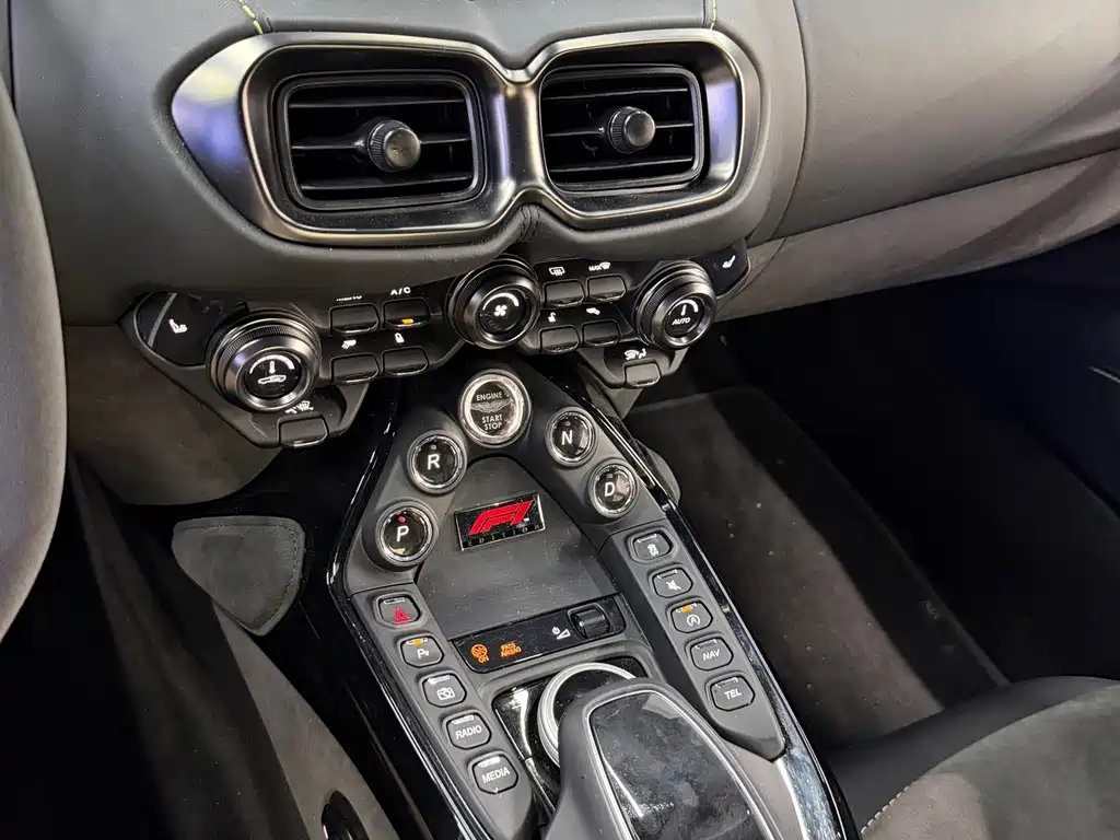 Aston Martin V8 Vantage — миниатюра 8