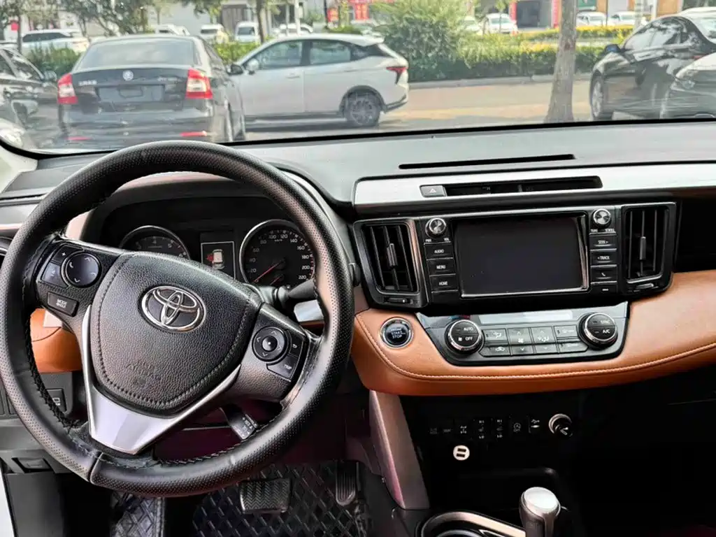 Toyota RAV4 — миниатюра 11